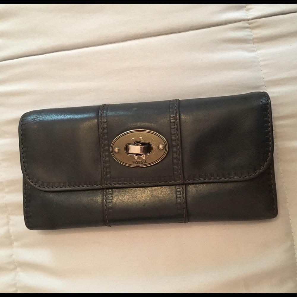 🗝 Fossil leather wallet